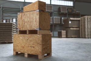 Holzverpackungen: drei Kisten als Industrieverpackung